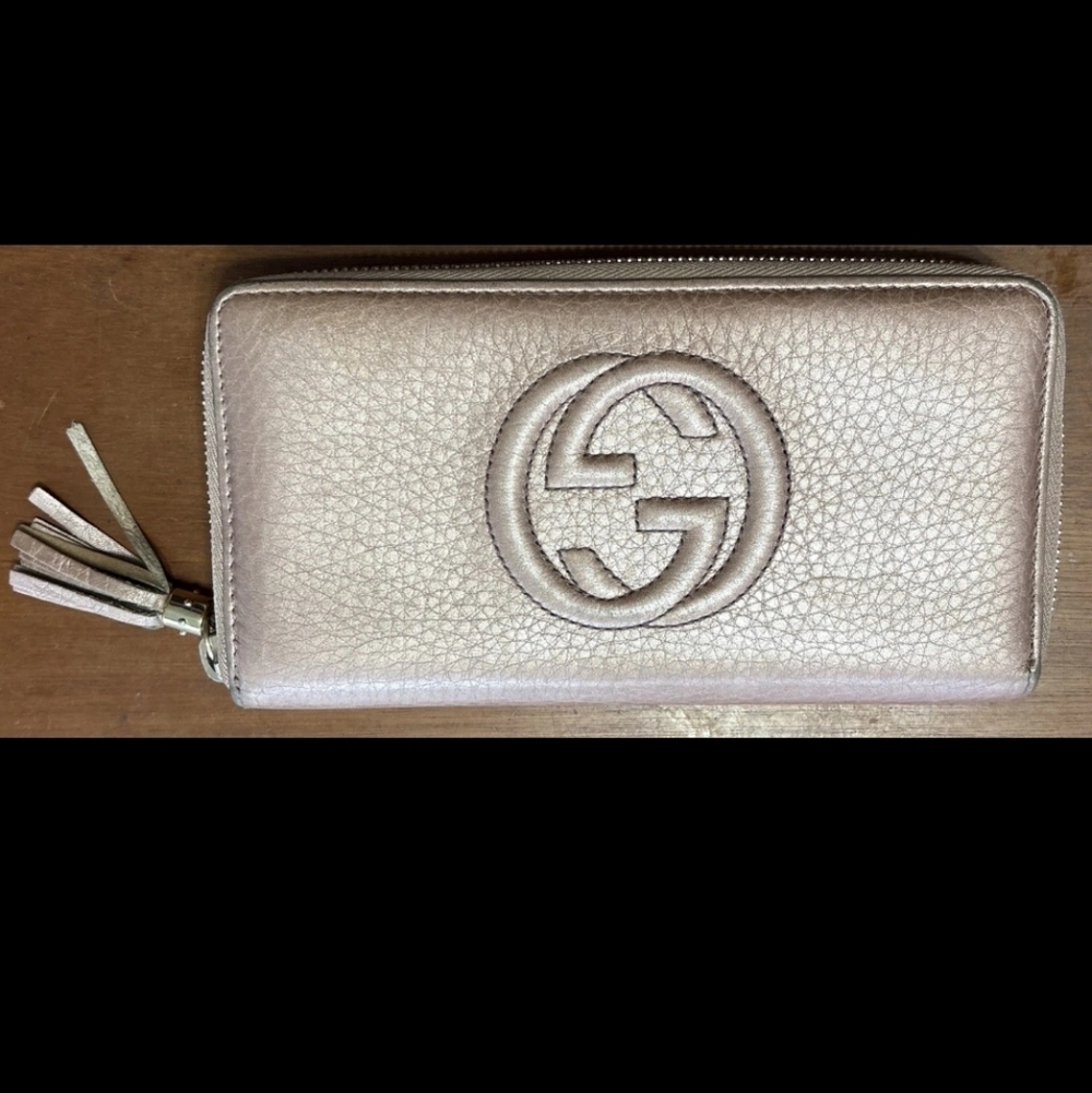 Gucci Pre Loved Embossed 'GGʻMetallic  ROSE GOLD COLOR Leather Wallet